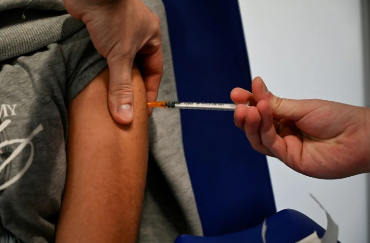 Un enfant reçoit une dose du vaccin de Pfizer-BioNTech
contre le Covid-19 à Madrid le 15 décembre 2021