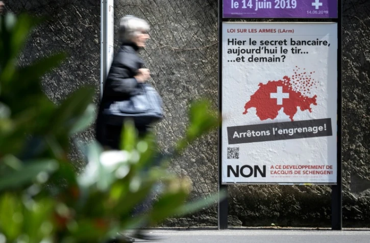 Une affiche appelant à voter non au référendum visant à durcir les conditions d'acquisition de certaines armes, le 13 mai 2019 à Genève, en Suisse