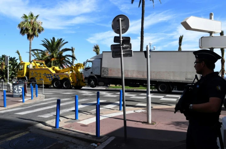 Le camion utilisé par Mohamed Lahouaiej-Bouhlel pour commettre l'attentat est évacué de la Promenade des Anglais, le 15 juillet 2016 à Nice