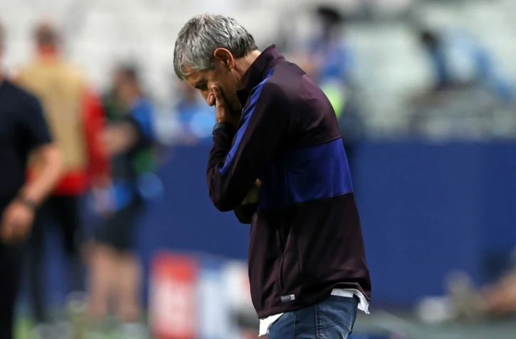 Le désarroi de l'entraîneur du FC Barcelone, Quique Setién, après la débâcle face au Bayern Munich en quart de finale de la Ligue des champions, à Lisbonne, le 14 août 2020
