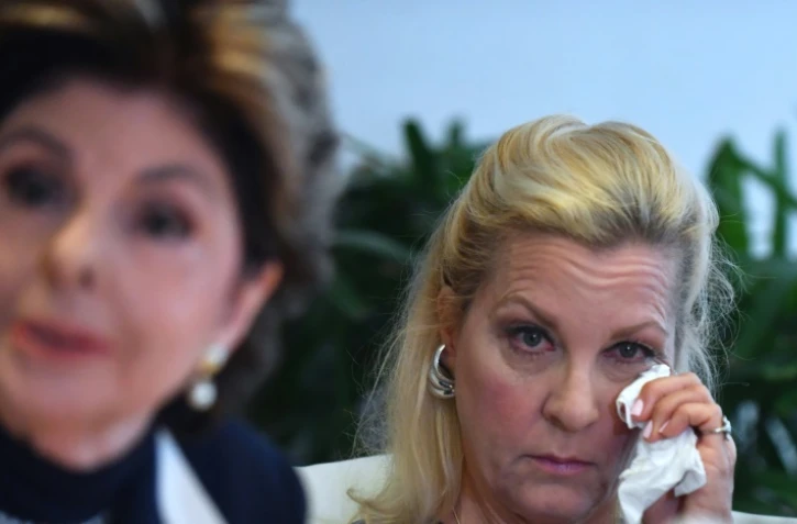 L'avocate Gloria Allred (g) et sa cliente, Robin (d), qui accuse Roman Polanski d'agression sexuelle lorsqu'elle était mineure, le 15 août 2017 à Los Angeles