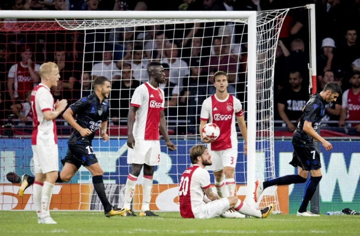 Les Niçois Lees-Melou (N.7) et Valentin Eysseric (N.13) fêtent le but de l'égalisation sur le terrain de l'Ajax, le 2 août 2017 à Amsterdam