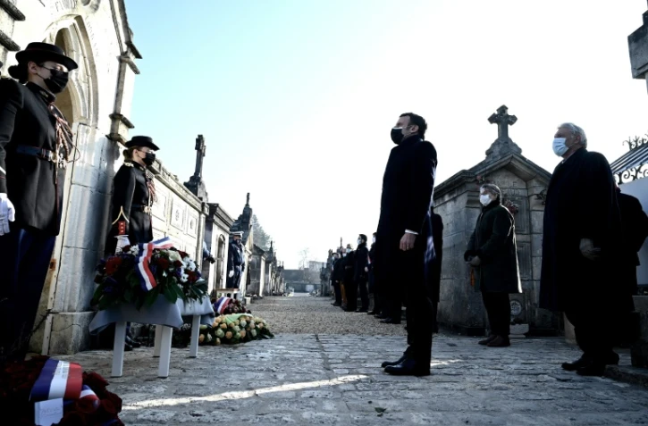 Le président Emmanuel Macron devant le tombeau de l'ancien président François Mitterrand le 8 janvier 2021 à Jarnac