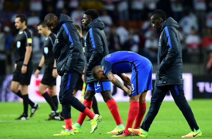 Les joueurs de l'équipe de France quittent la pelouse du stade de Borisov après le nul 0-0 face au Belarus en qualifications pour le Mondial-2018, le 6 septembre 2016