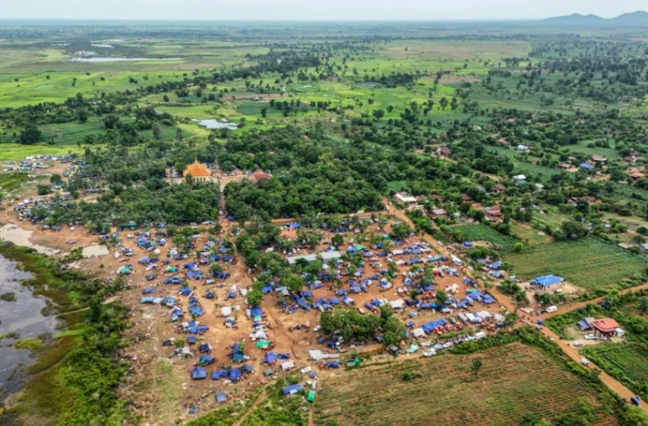 Des civils déplacés par le combat dans un camp de fortune près d'un temple dans la province d'Oddar Meanchey, au Cambodge, le 26 juillet 2025