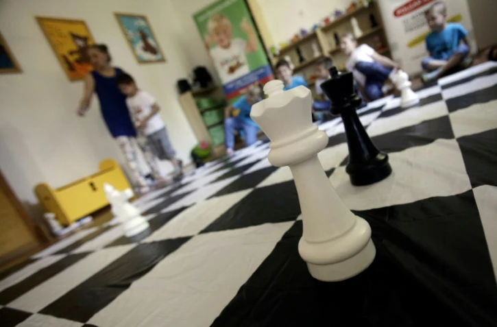 Des enfants prennent la place des pièces du jeu d'échec dans une école de Budapest, le 14 juin 2014