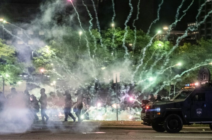 Des bonbonnes de gaz explosent à Detroit (nord des Etats-Unis) près du siège de la police locale lors d'une deuxième nuit d'émeutes le 30 mai 2020.