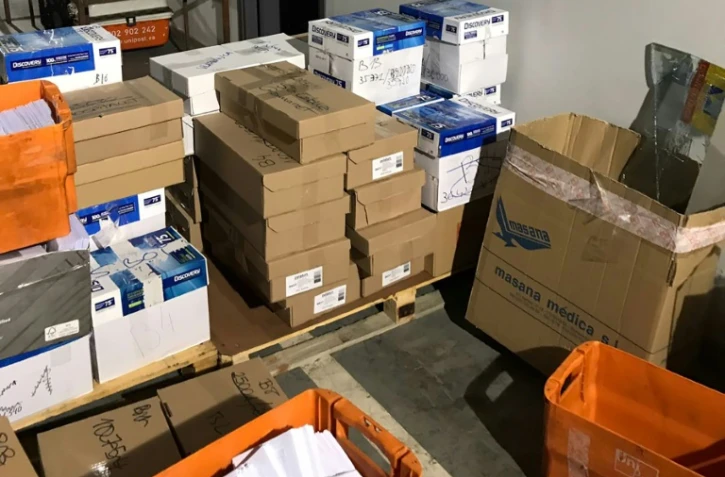 Photo fournie le 19 septembre 2017 par la garde civile espagnole de bulletins et documents portant le logo du gouvernement de Catalogne pour l'organisation du référendum d'autodétermination 