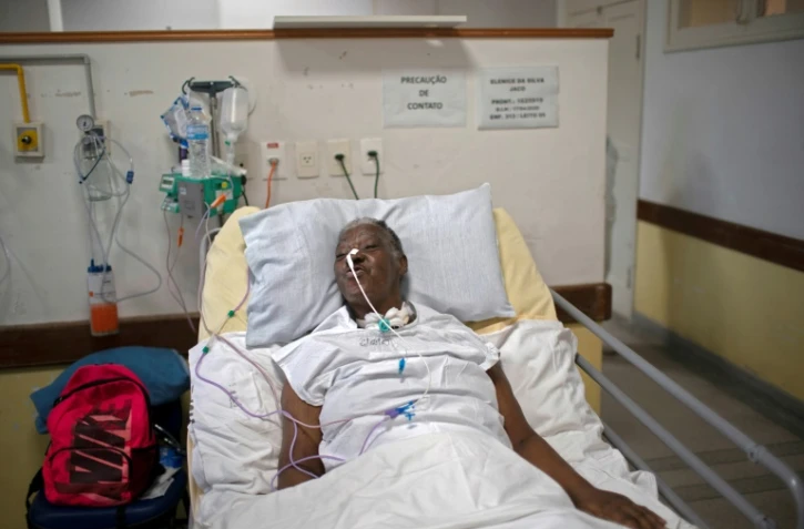 Elenice da Silva pratique des exercices de respiration dans une unité de soins "post covid-19" de l'hôpital universitaire Pedro Ernesto à  Rio de Janeiro, le 15 juillet  2020