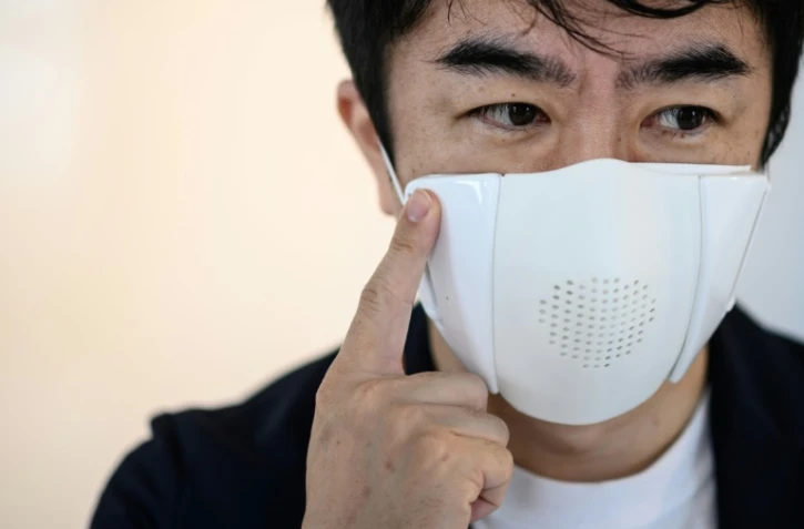 Taisuke Ono, le PDG de la start-up Donut Robotics, porte le masque "C-face" lors d'une interview avec l'AFP, le 29 septembre 2020 Ă Tokyo