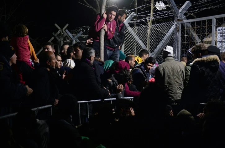 Des réfugiés syriens se pressent à la frontière gréco-macédonienne, le 28 février 2016 et attendent son ouverture