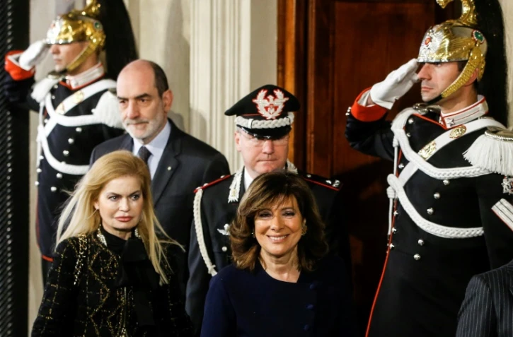 La présidente du Sénat italien Maria Elisabetta Alberti Casellati (c) sort d'une réunion avec le président Sergio Mattarella au palais présidentiel de Quirinale, à Rome, le 4 novembre 2018