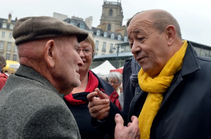 Jean-Yves Le Drian en campagne sur un marché le 24 octobre 2015 à Rennes 