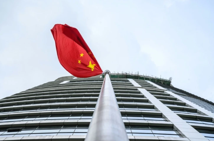 Un drapeau chinois flotte sur le nouveau bureau de défense de la sécurité nationale installé à Hong Kong, le 8 juillet 2020