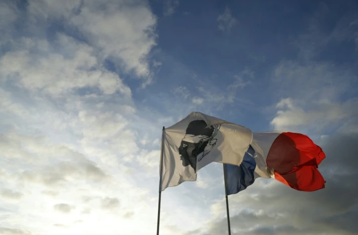 Les drapeaux français et corse flottant à Ajaccio sur l'île de Corse, le 14 mars 2024