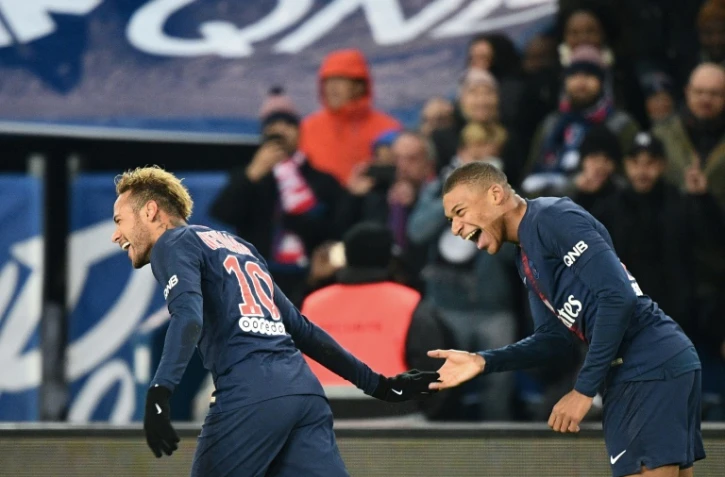 Les joueurs du PSG Kylian Mbappé (d) et Neymar buteurs lors de la victoire à domicile 2-1 face à Lille en 12e journée de L1