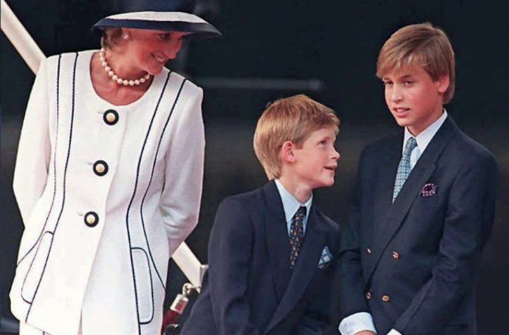La princesse de Galles Diana et ses fils, le Prince Harry et le Prince William, à Londres le 19 août 1995