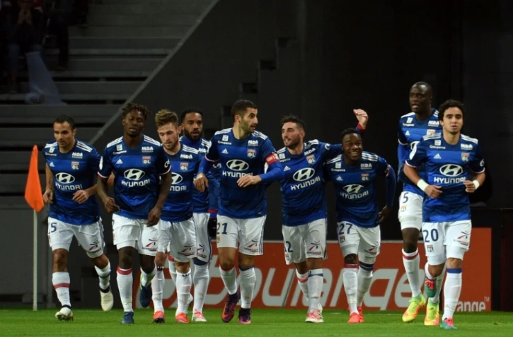 Les Lyonnais se congratulent après le but de Maxwel Cornet contre Lille, le 18 novembre 2016 au stade Pierre Mauroy