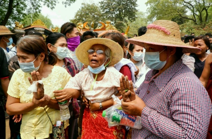 Une femme birmane éplorée lors des funérailles de Kyaw Win Maung, une des nombreuses victimes de la répression samedi, le 28 mars 2021 à Mandalay