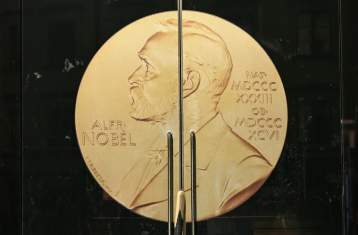 Vue de l'entrée de l'Académie suédoise, affichant une médaille à l'effigie d'Alfred Nobel, le 9 octobre 2025 à Stockholm