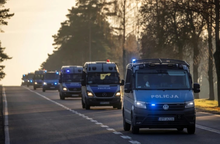 Des véhicules de police polonais se dirigeant vers la frontière avec le Bélarus, entre Sokolka et Kuznica, le 10 novembre 2021