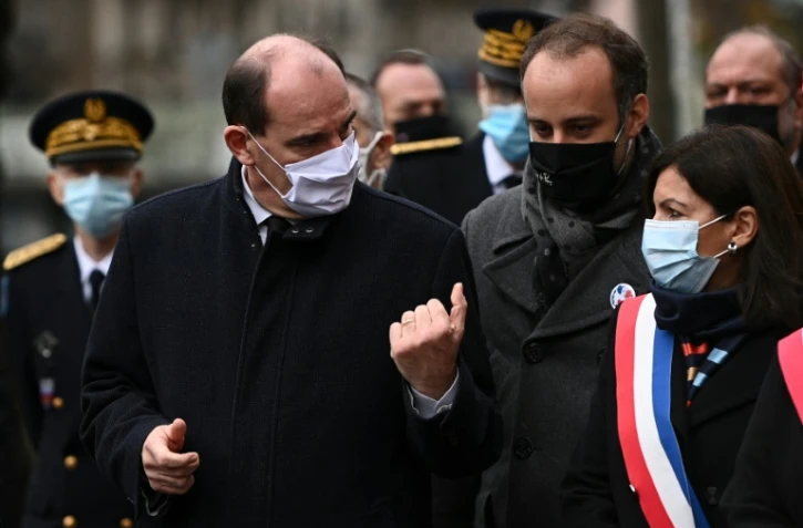Jean Castex, Arthur Dénouveaux et Anne Hidalgo devant le bar La Bonne Biere à Paris le 13 novembre 2020