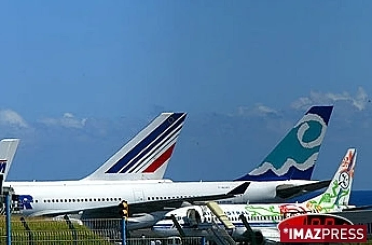 Appareils d'Air France, de Corsair, et d'Air Austral sur la piste de l'aéroport Roland Garros à Sainte-Marie