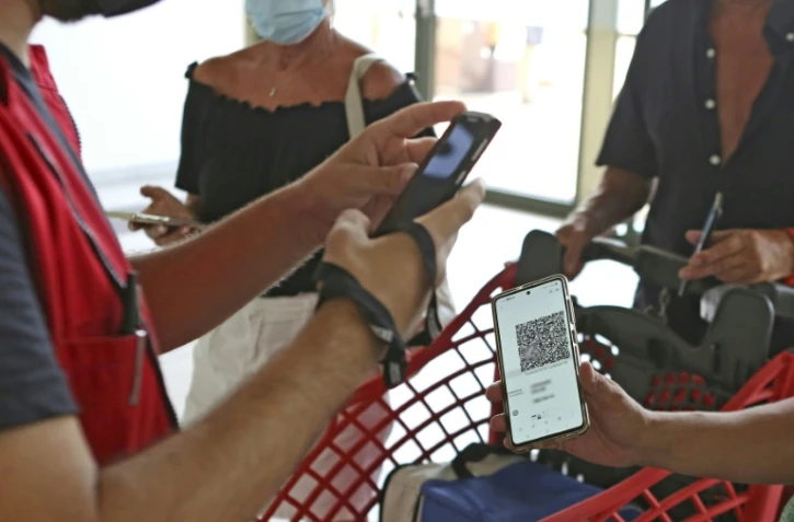 Contrôle du pass sanitaire à l'entrée d'un centre commercial à Ajaccio, le 16 août 2021