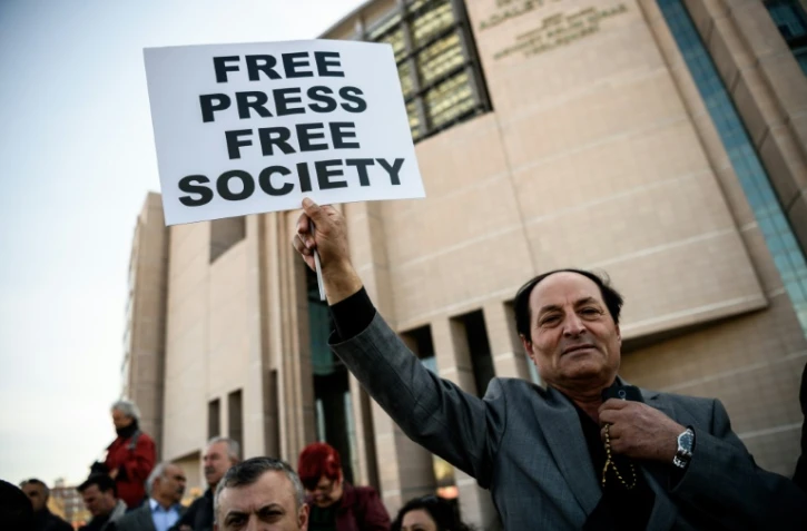 "Presse libre, société libre" proclame la pancarte d'un manifestant près du tribunal d'Istanbul où a repris ce 1er avril le procès de deux journalistes du quotidien d'opposition Cumhuriyet, le rédacteur en chef Can Dundar et le chef du bureau d'Ankara Erdem Gul