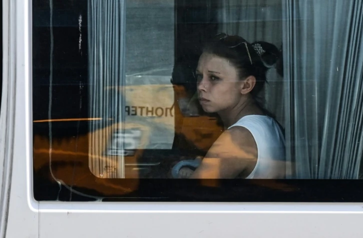 Une habitante de la ville ukrainienne de Bakhmout attend d'être évacuée dans un bus de l'ONG "Rescue Now" le 12 juillet 2022