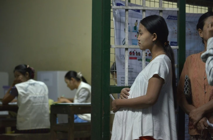 Une Birmane enceinte de neuf mois à Rangoun, le 8 novembre 2015