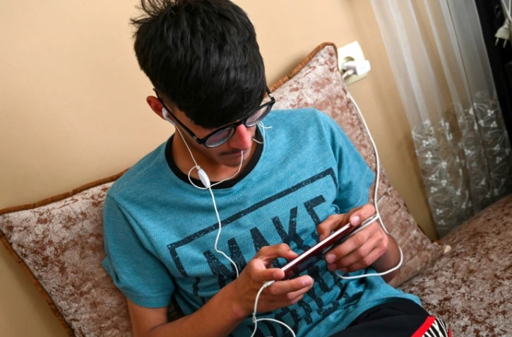 Un jeune Afghan joue au jeu vidéo PUBG que les talibans veulent interdire, le 27 mai 2022 à Kaboul