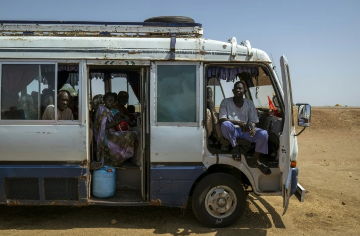Un bus avec à son bord des personnes déplacées par la guerre au Soudan attend de reprendre sa route à Renk, au Soudan du Sud voisin, le 15 novembre 2025 