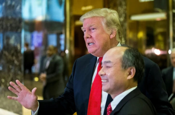 Le président élu américain Donald Trump et le PDG du géant japonais des télécommunications SoftBank, Masayoshi Son à la Trump Tower à New York, le 6 décembre 2016