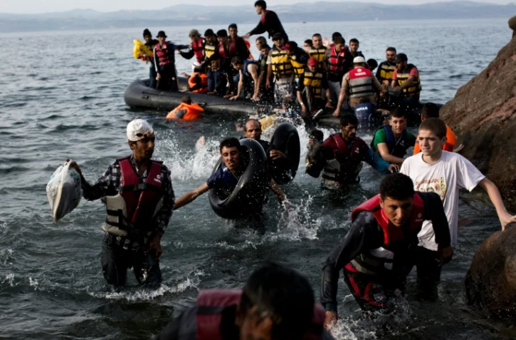 Des migrants arrivés en bateau de Turquie accostent sur l'île grecque de Lesbos le 9 septembre 2015