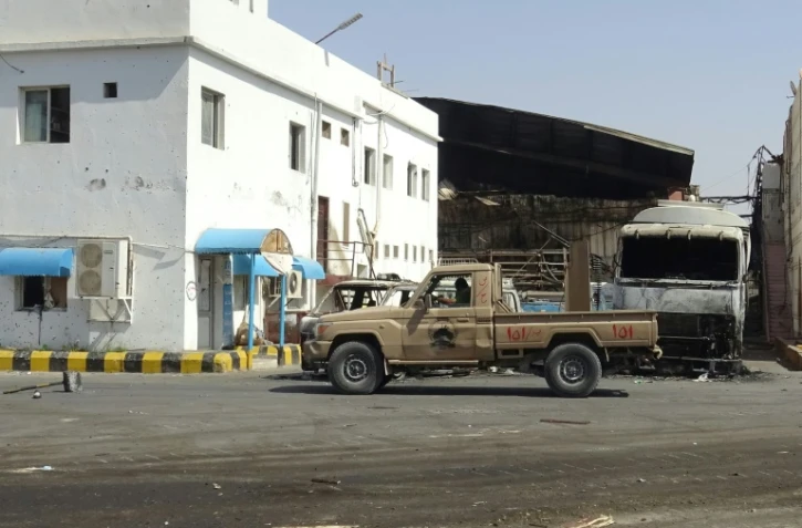 Les forces pro-gouvernementales stationnent devant une usne, dan sle port yéménite d'Hodeida, le 13 novembre 2018