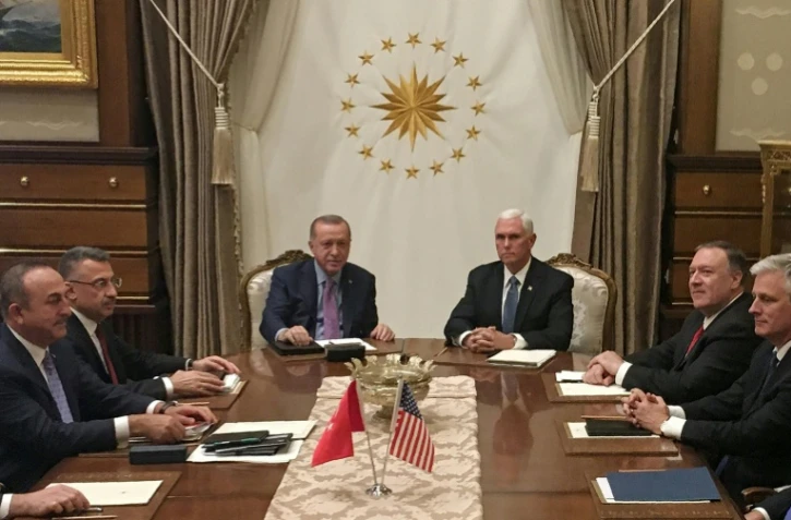 Le président turc Recep Tayyip Erdogan et le vice-président américain Mike Pence (au centre, gauche et droite respectivement) lors d'une réunion de négociation d'une trève en Syrie au complexe présidentiel turc à Ankara, le 17 octobre 2019.