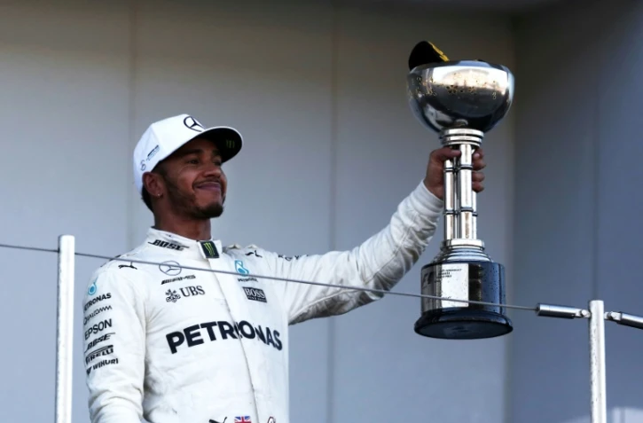 Le Britannique Lewis Hamilton (Mercedes) pose avec son trophée après sa victoire au GP du Japon, le 8 octobre 2017 à Suzuka
