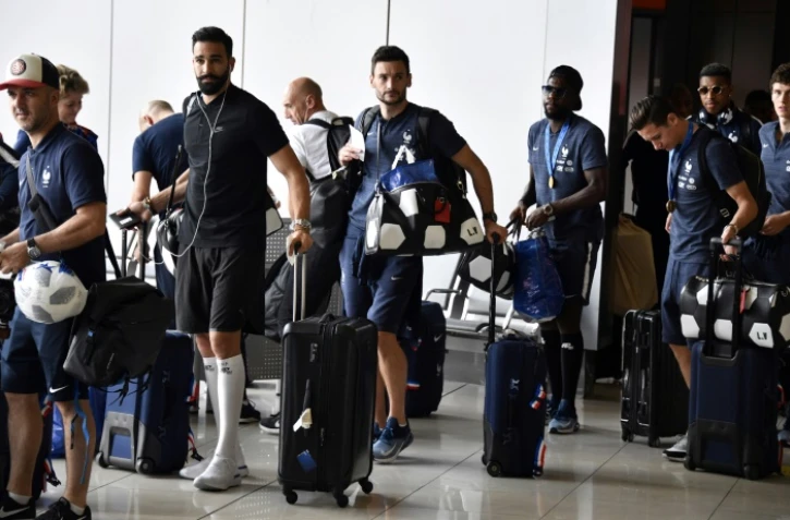 Les joueurs de l'équipe de France, sacrés champions du monde la veille, à l'aéroport de Moscou le 16 juillet 2018 avant leur départ pour la France