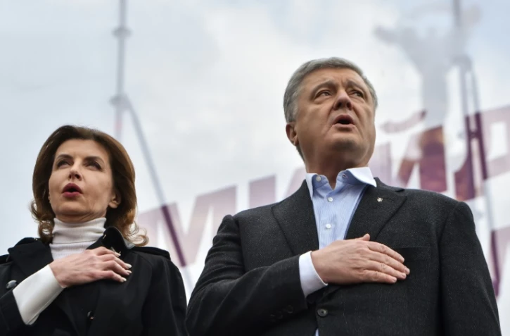 Petro Porochenko et sa femme Maryna, lors de l'hymne national avant le grand débat face à son rival, le 19 avril 2019 deux jours avant le second tour de l'élection présidentielle