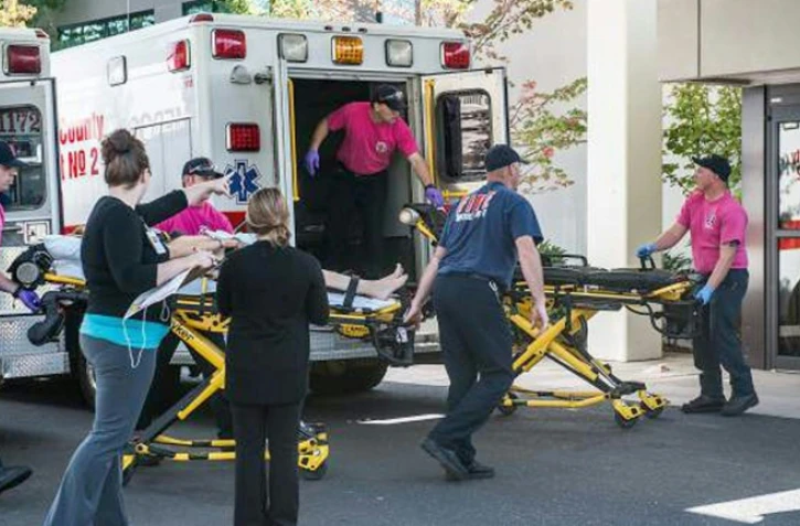 Des victimes de la fusillade sont transportées aux urgences à Mercy Medical Center à  Roseburg, dans l'Oregon, le 1er octobre 2015