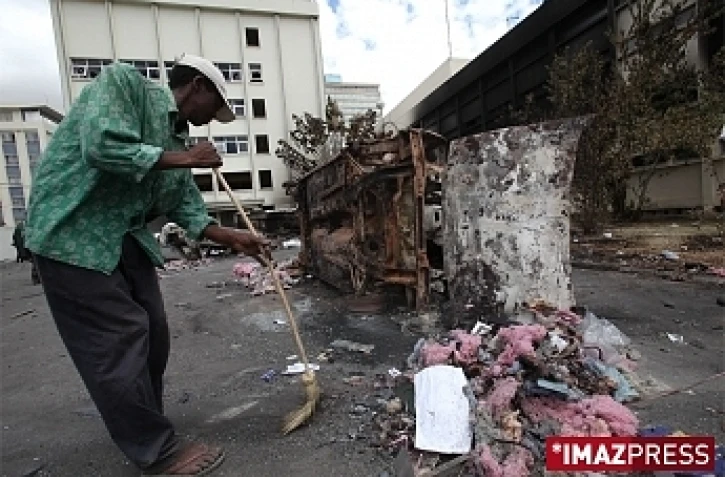 Jeudi 29 janvier 2009

 Antananarivo le personnel de radio et la télévision  nationale malgache  nettoient les locaux devastés par les émeutiers