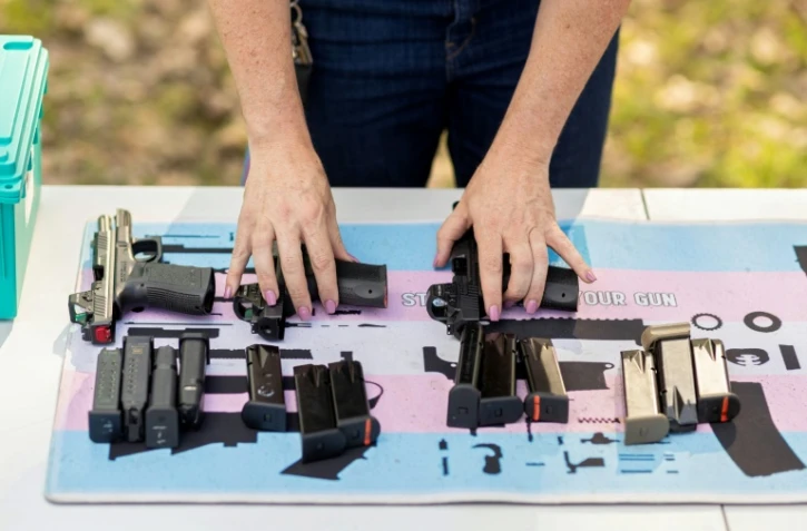 Clara Elliott présente des armes lors d'un cours d'initiation au tir, à Midlothian, en Virginie, le 11 avril 2026