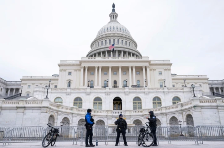 Des agents de la police du Capitole de Washington patrouillent devant le bâtiment, siège du Congrès américain, le 6 janvier 2026