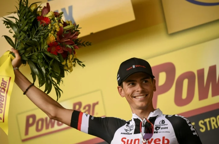 Le Français Warren Barguil savoure sur le podium sa victoire dans la 13e étape du Tour de France, le 14 juillet 2017 à Foix