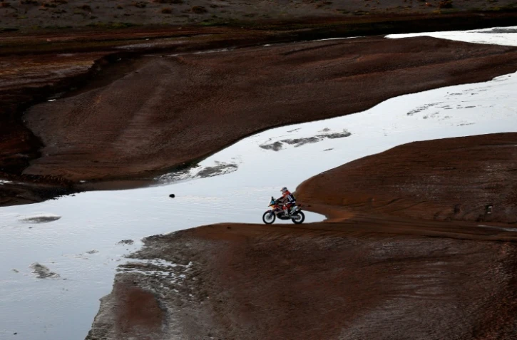 Un motard lors d'une étape du Dakar-2016 entre Uyuni en Bolivie et Salta en Argentine, le 9 janvier 2016