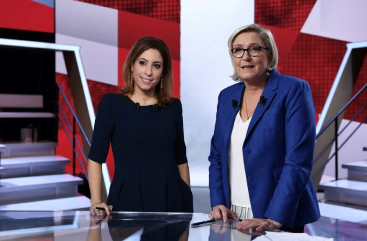 Marine Le Pen en compagnie de la journaliste Léa Salamé sur le plateau de "L'Emission politique" sur France 2, à Paris le 19 octobre 2017