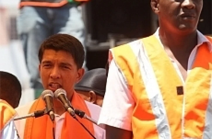 Lundi 2 fevrier 2009
 Antananarivo meeting du maire Andry Rajoelina devant 10000 personnes sur la place du 13 mai