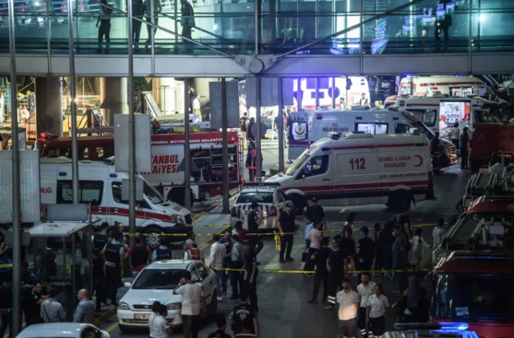La police scientifique turque sur le lieu de l'explosion à l'aéroport international Ataturk d'Istanbul, en Turquie, le 28 juin 2016