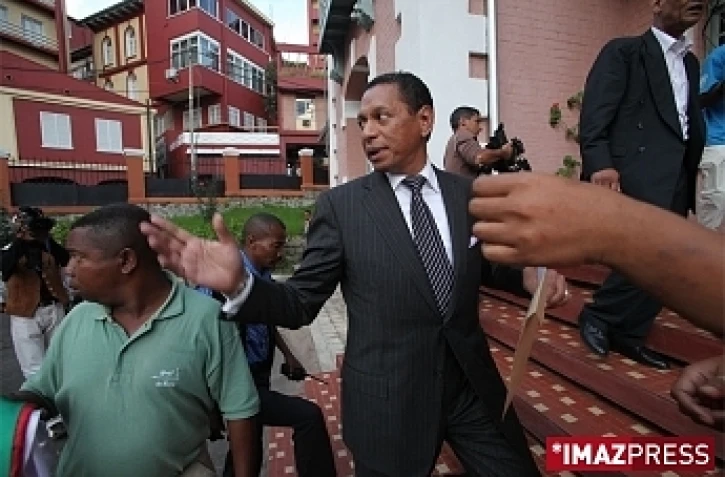 Lundi 2 fevrier 2009 
Antananarivo, haute cour constitutionnelle : Nyhasaina Andriamanjato, ancien ministre des télécommunications de l'ex-président Didier Ratsiraka et actuel bras droit du maire Andry Rajoelina, dépose u
